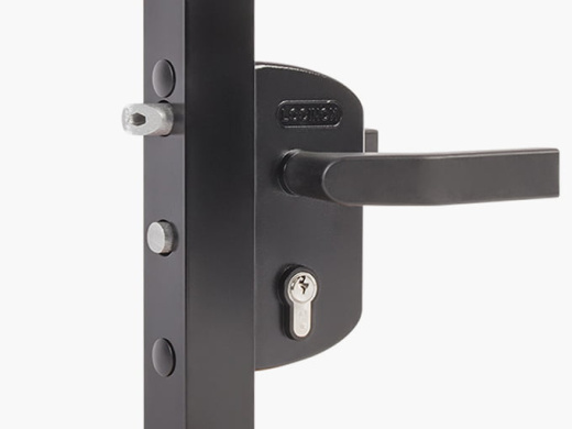 Промышленный замок накладной под квадратный профиль 60 мм, цвета  RAL 9005, 3006P - Пара ручек из полиамида  и Личинка: VSZ - разные ключи