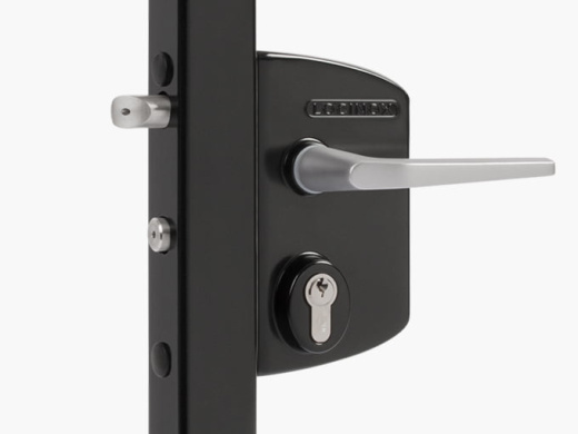 Промышленный замок накладной под квадратный профиль 60 до 80 мм, цвет  RAL 9005, 3006M - Пара ручек из алюминия и Личинка: VSZ - разные ключи